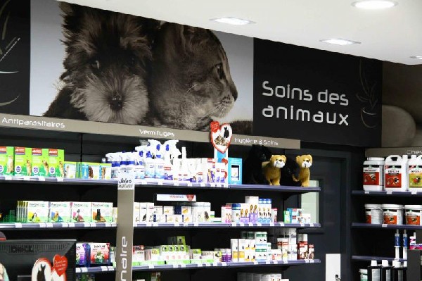 La pharmacie de Mailloles possède un grand rayon de pharmacie vétérinaire, consacré au bien-être et à la santé des animaux de compagnie (Chat, chien, cheval et NAC)